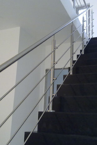 Treppengeländer mit Reling, parallele Streben auf Querstabshaltern montiert, vier Streben in fi12 inklusive eines Handlaufes Wandseitig auf Edelstahl Haaken montiert