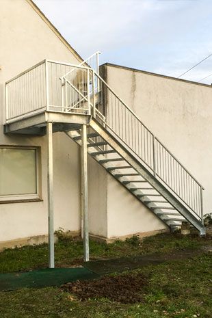Podesttreppe aus Stahl, feuerverzinkt inkl. einseitigem Geländer nach Norm und Zertifizierung nach DIN 1090