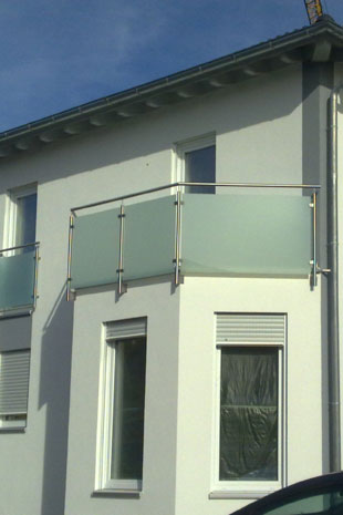 Geländer mit Milchglasfüllung auf einem Balkon und als Absturzsicherung vor bodentiefen Fenstern / französiche Balkone/ Verglasung in Milchglas VSG aus ESG auf Glashaltern montiert 