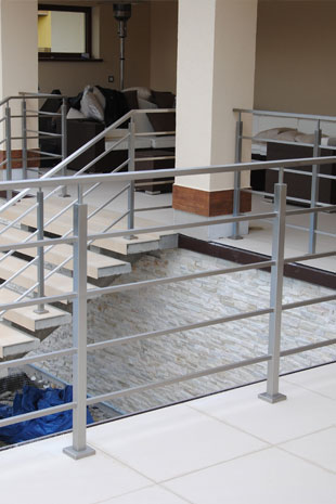 Terassen Geländer und Treppengeländer mit paralleler Füllung mit einem quadratischem Profil 20x20mm, Handlauf in Rechteckfor 20x40mm und Pfosten quadratisch 40x40mm