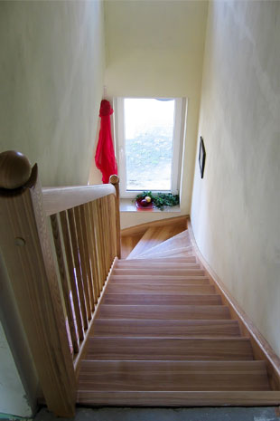 Wangentreppe offen in Esche Stufen und Wangen 45mm, Pfosten 10x10cm mit Holzhandlauf und Holzsprossen